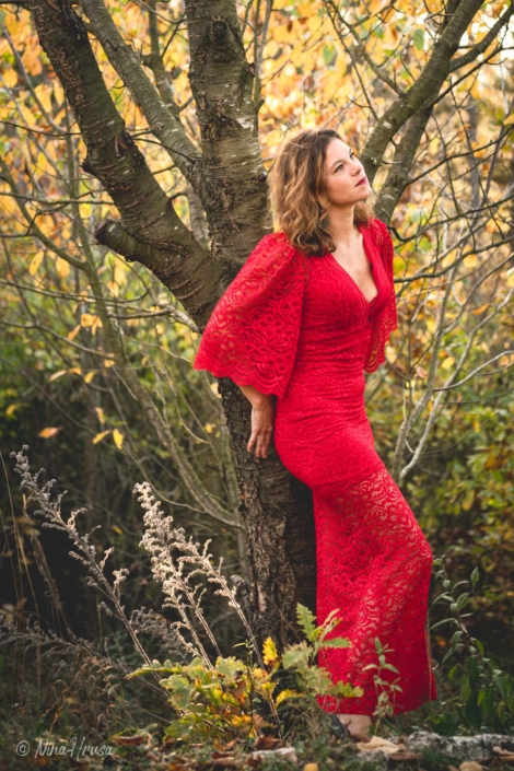 Porträt Hochformat, schöne Frau im roten Kleid, an Baum angelehnt, Zwischenmomente | Nina Hrusa Photography