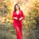 Porträt Hochformat, schöne Frau im roten Kleid, lächelnd, Zwischenmomente | Nina Hrusa Photography