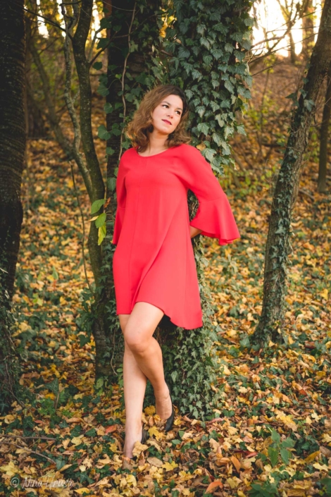 Porträt Hochformat von Frau im roten Kleid stehend an Baum mit Efeu gelehnt, Zwischenmomente | Nina Hrusa Photography