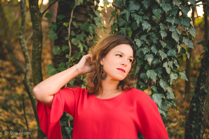 Porträt von Frau im roten Kleid an Baum mit Efeu gelehnt, Zwischenmomente | Nina Hrusa Photography