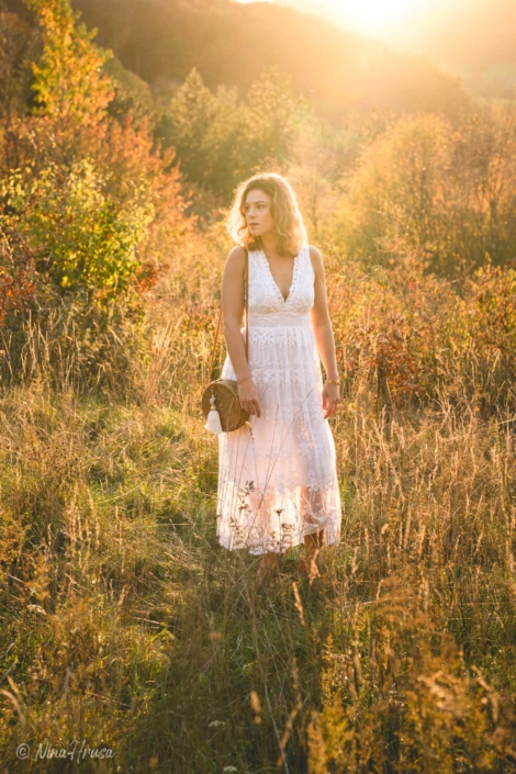 Gegenlicht Porträt von Frau stehend im weißen Boho Kleid, Wiese, Sonnenuntergang, Zwischenmomente | Nina Hrusa Photography