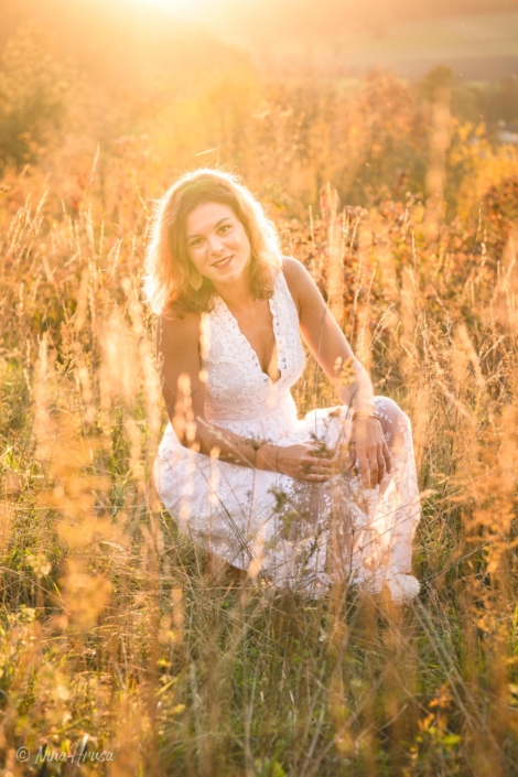 Gegenlicht Porträt Hochformat von Frau im weißen Boho Kleid, Wiese, Sonnenuntergang, Zwischenmomente | Nina Hrusa Photography