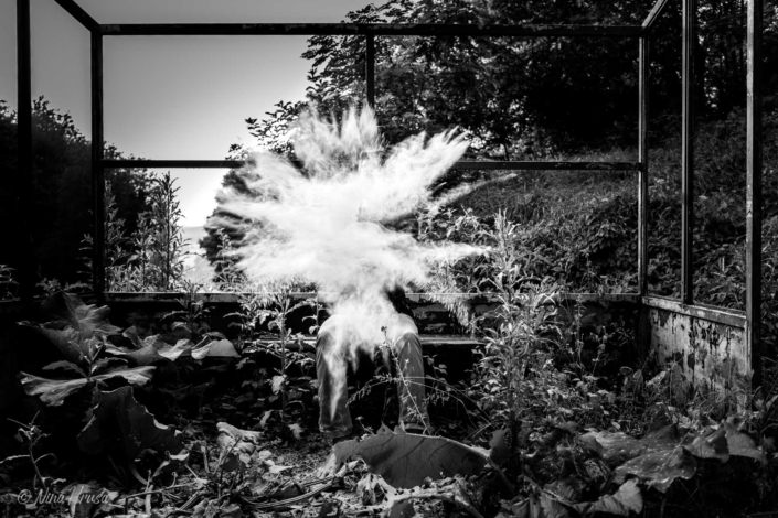 Mehl, Explosion, Schwarzweißfoto, Zwischenmomente | Nina Hrusa Photography