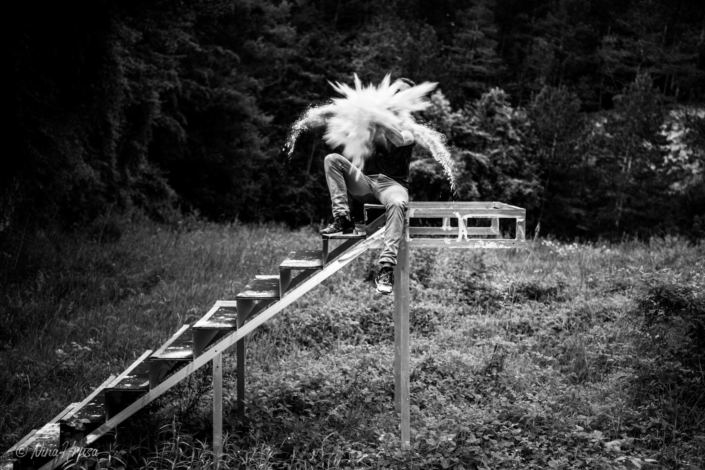 Mehlexplosion auf Treppe im Wald, Seitenansicht, Schwarzweißfoto, Zwischenmomente | Nina Hrusa Photography