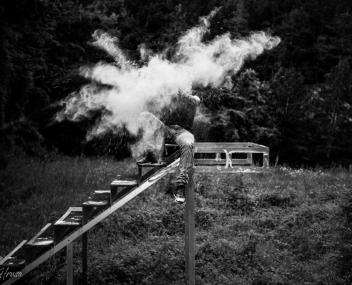 Mehlexplosion auf Treppe im Wald, Schwarzweißfoto, Zwischenmomente | Nina Hrusa Photography