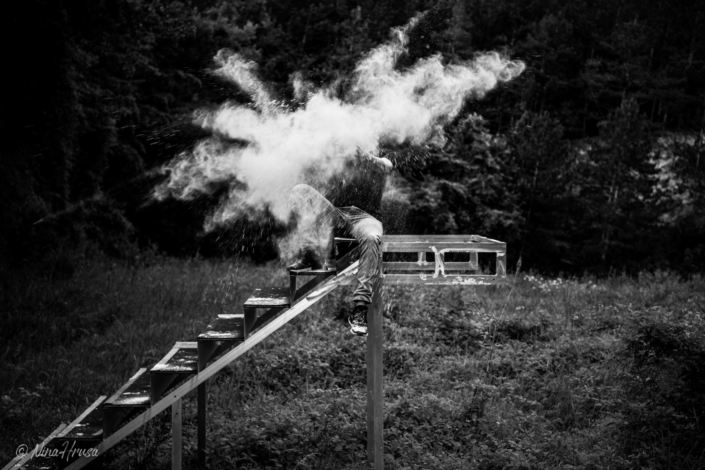Mehlexplosion auf Treppe im Wald, Schwarzweißfoto, Zwischenmomente | Nina Hrusa Photography