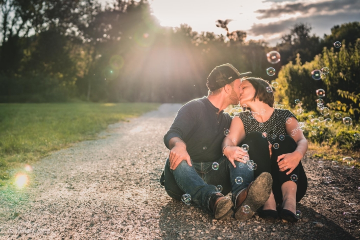 Paar küssend im Sonnenuntergang mit Seifenblasen, Zwischenmomente | Nina Hrusa Photography