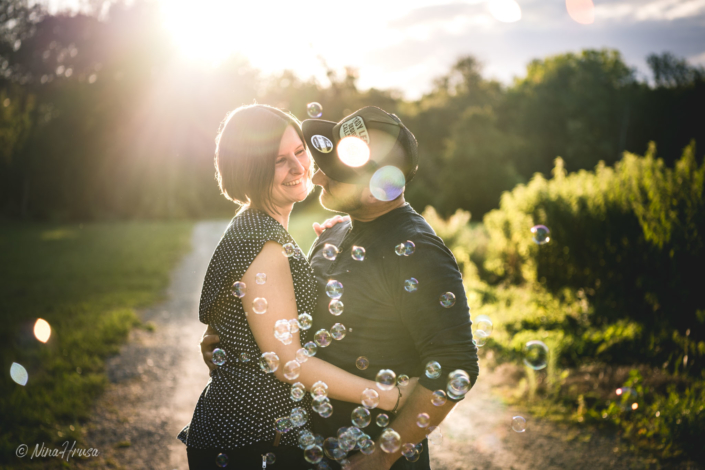 Paar mit Seifenblasen lächelnd, Sonnenuntergang, Gegenlicht, Zwischenmomente | Nina Hrusa Photography