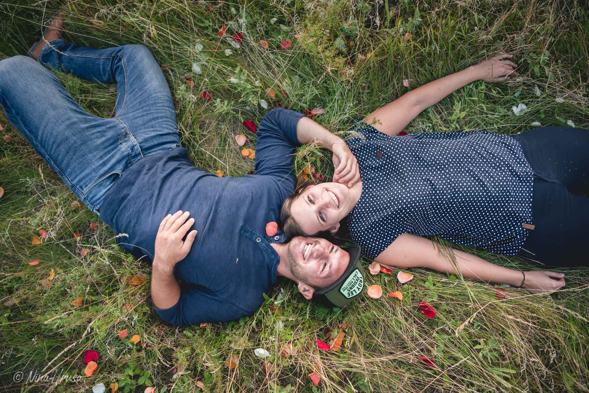 Paar liegend in Wiese, emotionale Paarfotografie, Zwischenmomente | Nina Hrusa Photography