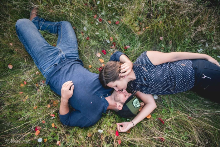 Paar liegend in Wiese, küssend, Paarfotografie, Zwischenmomente | Nina Hrusa Photography