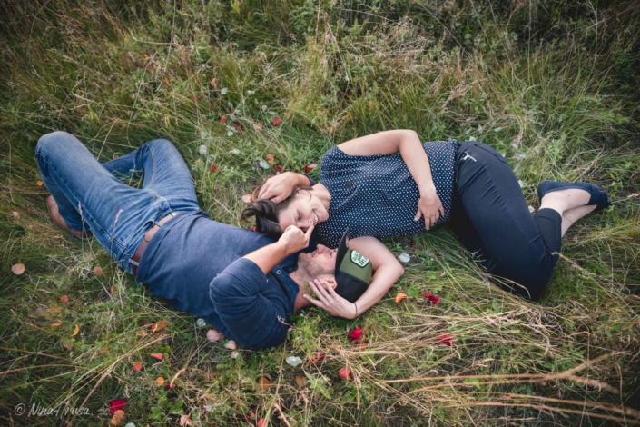Paar liegend in Wiese, liebevolle Paarfotografie, Zwischenmomente | Nina Hrusa Photography