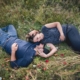 Paar liegend in Wiese lächelnd, Paarfotografie, Zwischenmomente | Nina Hrusa Photography