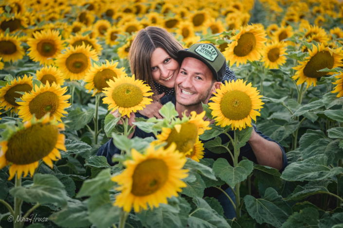 Paarfotografie im Sonnenblumenfeld, Zwischenmomente | Nina Hrusa Photography