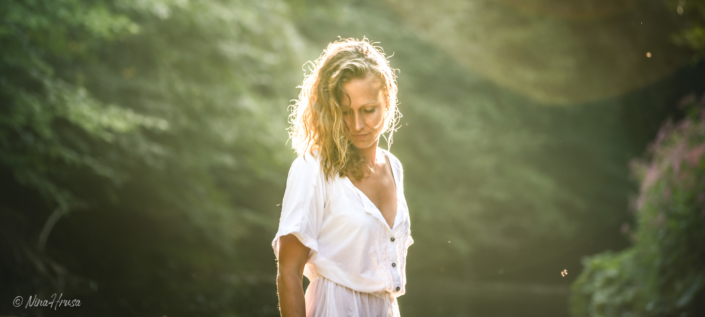 Frau im weißen Kleid, Sommer, Gegenlicht, Zwischenmomente | Nina Hrusa Photography