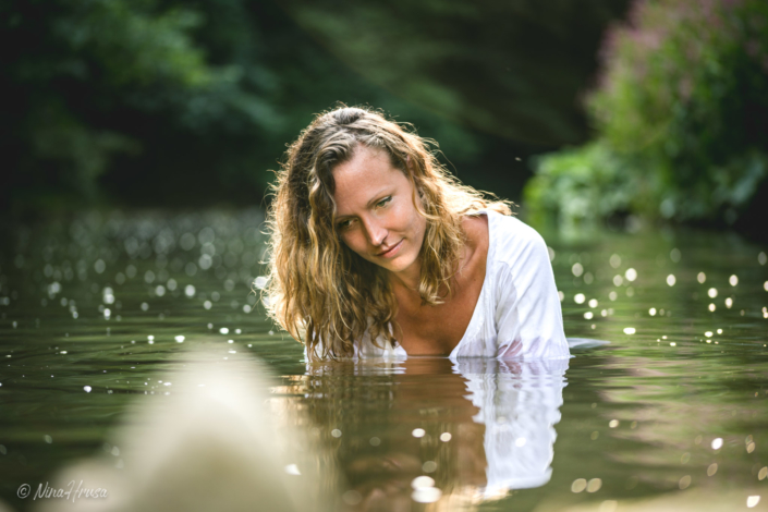 Frau im Fluss, sanftes Gegenlicht, Zwischenmomente | Nina Hrusa Photography