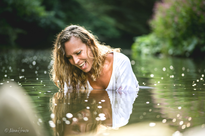 Woman in the river, joyfully, water reflections, Zwischenmomente | Nina Hrusa Photography
