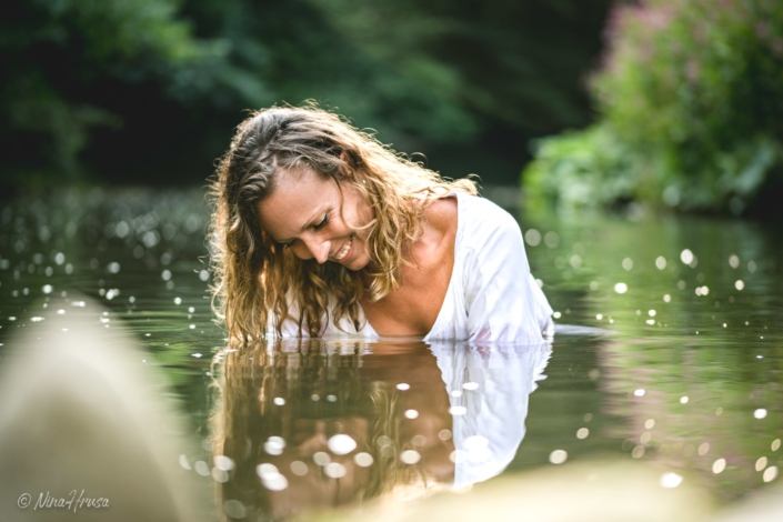 Woman in the river smiling, water reflections, Zwischenmomente | Nina Hrusa Photography