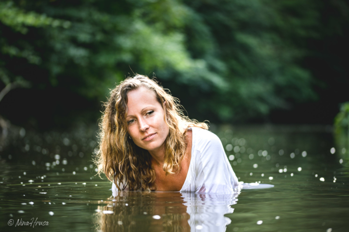 Woman in the river, summer, portrait, Zwischenmomente | Nina Hrusa Photography