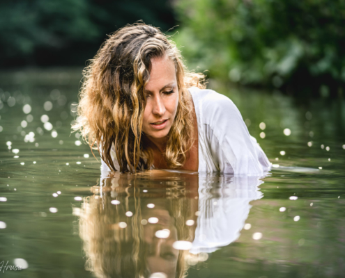Frau im Fluss, Lichtreflexionen, Zwischenmomente | Nina Hrusa Photography