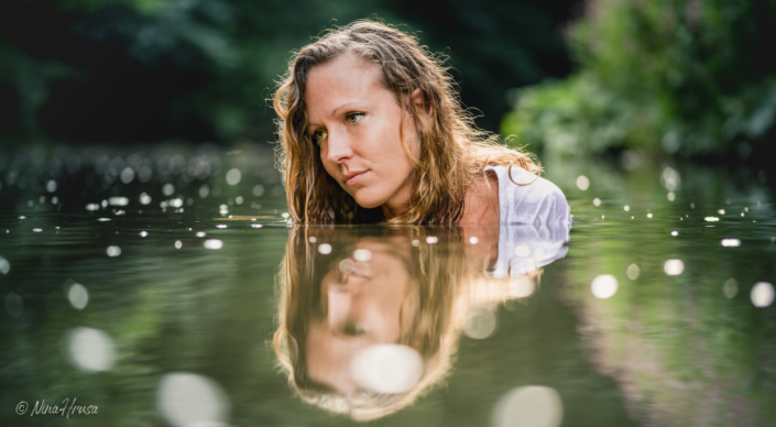 Frau im Fluss, Wasserspiegelungen, Zwischenmomente | Nina Hrusa Photography