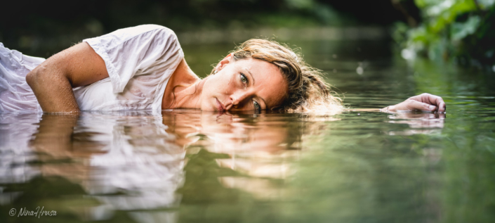 Woman lying in the river, Frau im Fluss, Zwischenmomente | Nina Hrusa Photography