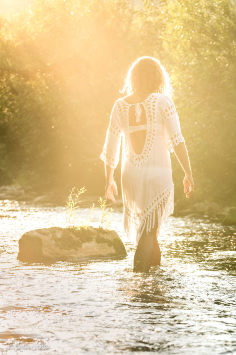 Frau im Fluss, weißes Kleid, Gegenlichtaufnahme, Zwischenmomente | Nina Hrusa Photography