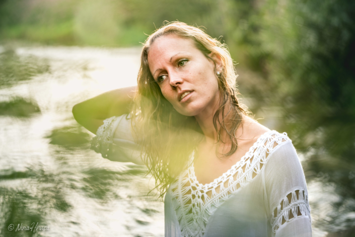 Frau im Fluss, Porträtfoto, Zwischenmomente | Nina Hrusa Photography