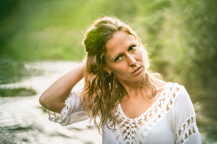 Frau im Fluss, Porträtfoto, Zwischenmomente | Nina Hrusa Photography