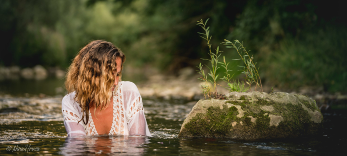 Woman in the river, Zwischenmomente | Nina Hrusa Photography