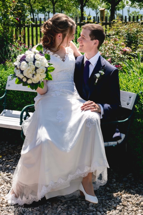 Braut sitzt auf Schoß von Bräutigam, Hochzeitsfoto, Zwischenmomente | Nina Hrusa Photography