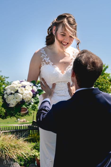 Bräutigam hebt lachende Braut hoch, emotionale Hochzeitsfotografie, Zwischenmomente | Nina Hrusa Photography