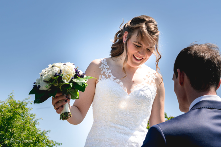 Braut mit Brautstrauß lachend, Hochzeitsfoto, Zwischenmomente | Nina Hrusa Photography