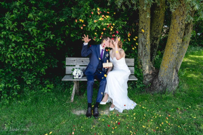 Brautpaar mit Rosenblüten, Hochzeitsfotografie, Zwischenmomente | Nina Hrusa Photography