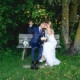 Brautpaar mit Rosenblüten, Hochzeitsfotografie, Zwischenmomente | Nina Hrusa Photography