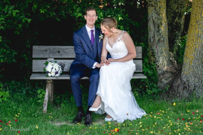 Brautpaar auf Bank lachend, Hochzeitsfoto, Zwischenmomente | Nina Hrusa Photography