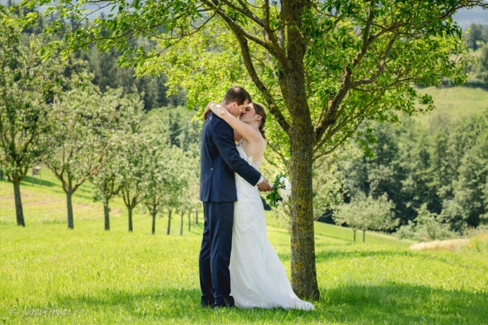 Brautpaar küssend, Hochzeitsfoto, Zwischenmomente | Nina Hrusa Photography