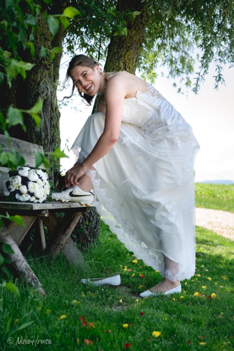 Braut beim Schuhe anziehen, lachend, Hochzeitsfoto, Zwischenmomente | Nina Hrusa Photography