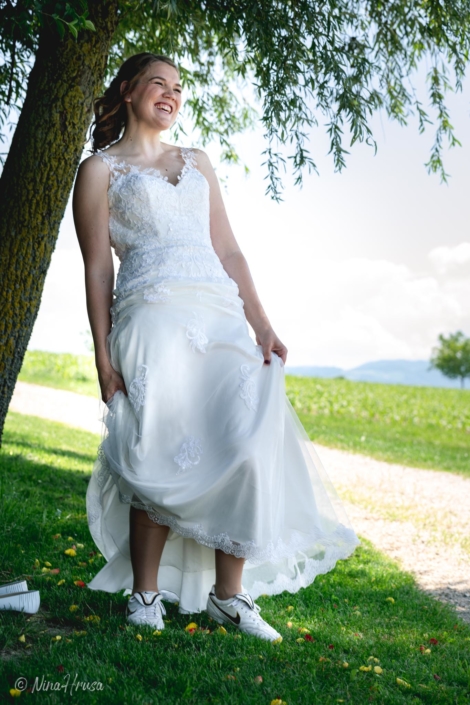 Braut lachend mit Fußballschuhen, Hochzeitsfoto, Zwischenmomente | Nina Hrusa Photography