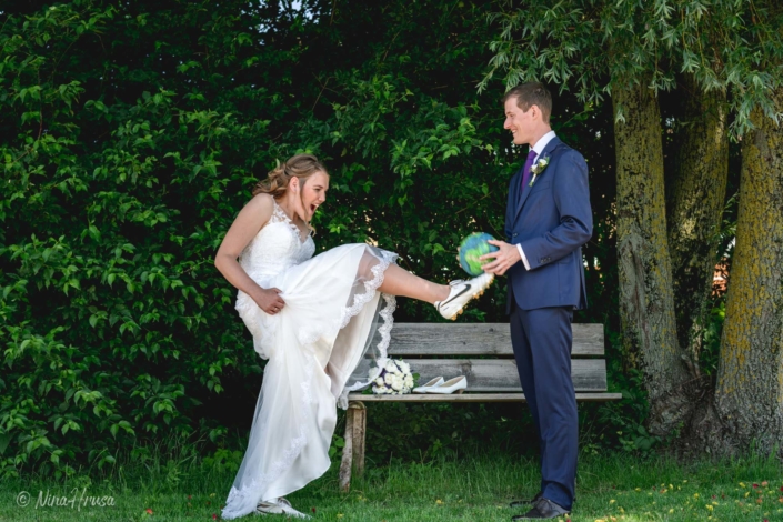 Brautpaar mit Fußball, Hochzeitsfoto, Zwischenmomente | Nina Hrusa Photography