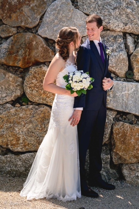 Brautpaar vor Felsen, Hochzeitsfotografie, Zwischenmomente | Nina Hrusa Photography
