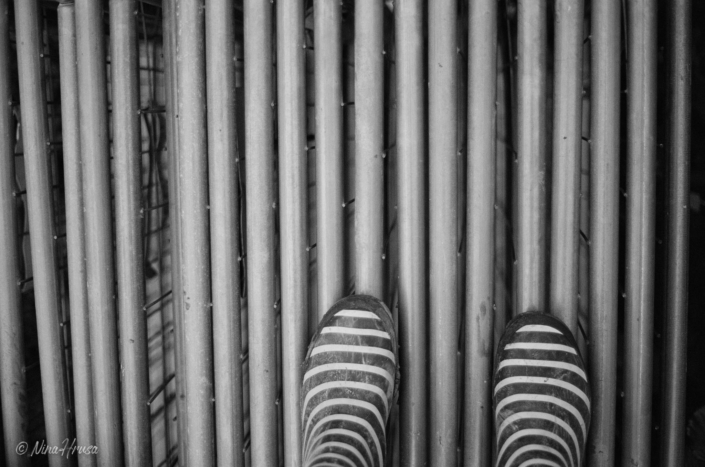 Gummistiefeln auf Bauzaun, Analoge Schwarzweißfotografie, Zwischenmomente | Nina Hrusa Photography