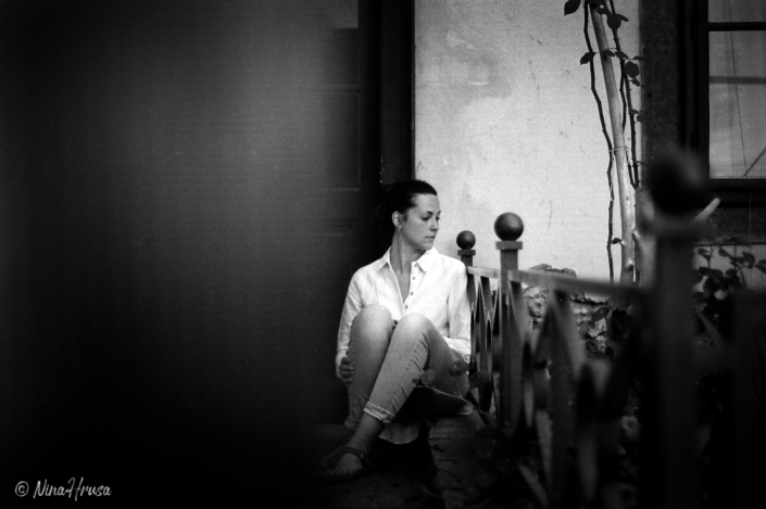 Frau sitzend, analoges Porträt, Zwischenmomente | Nina Hrusa Photography