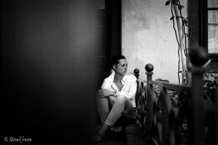 Frau sitzend, analoge Porträtfotografie, schwarzweiß, Zwischenmomente | Nina Hrusa Photography