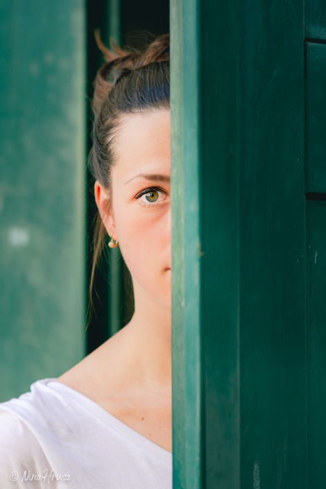 Frau hinter Tür, Porträt, Zwischenmomente | Nina Hrusa Photography