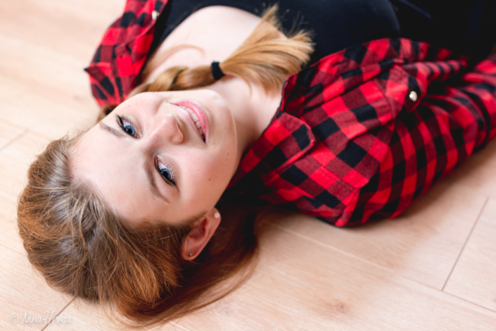 Mädchen mit Zopf am Boden liegend, Porträt, Zwischenmomente | Nina Hrusa Photography