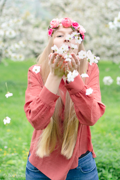 Junge Frau mit Kirschblüten, Hippie, Porträt, Zwischenmomente | Nina Hrusa Photography
