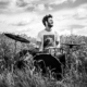 Porträt Mann am Schlagzeug im Feld, spielend, Drums in the field, schwarzweiß, Black and white, Zwischenmomente | Nina Hrusa Photography