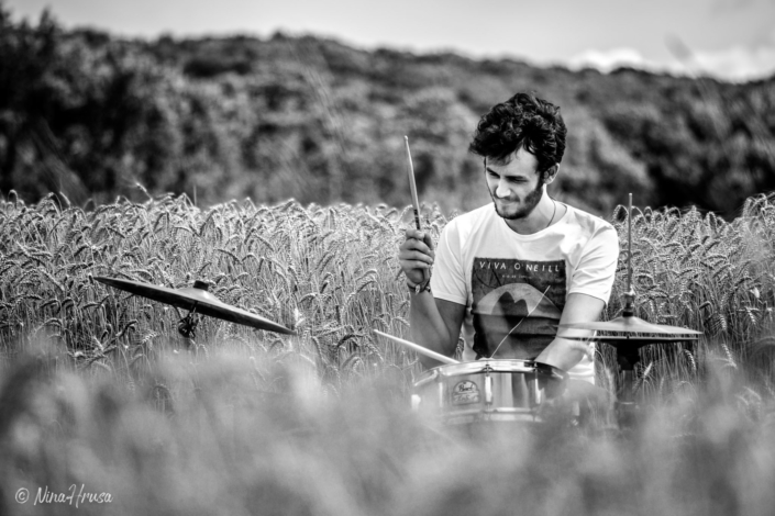 Porträt Mann am Schlagzeug im Feld, Drums in the field, schwarzweiß, Black and white, Zwischenmomente | Nina Hrusa Photography