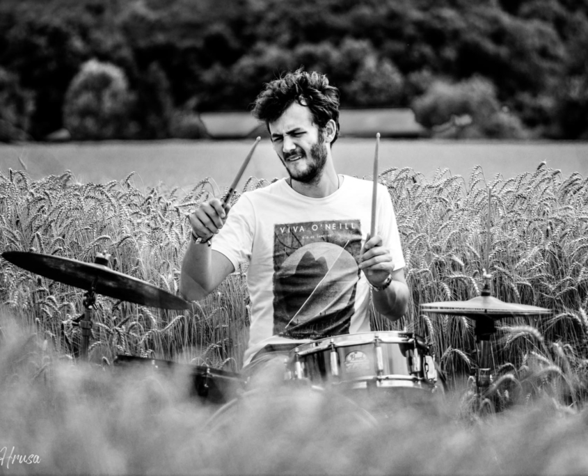 Porträt Mann am Schlagzeug im Feld, Drums in the field, playing, schwarzweiß, Black and white, Zwischenmomente | Nina Hrusa Photography