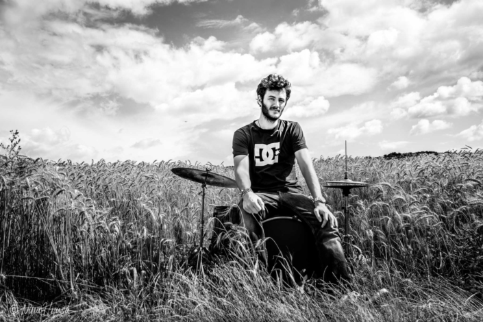 Mann am Schlagzeug im Feld, Drums in the field, schwarzweiß, Black and white, Zwischenmomente | Nina Hrusa Photography